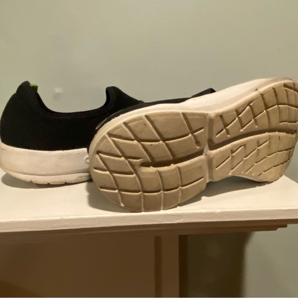 WOMEN'S OOFOS OOMG EEZEE LOW SHOE - BLACK size 10 - Picture 5 of 5